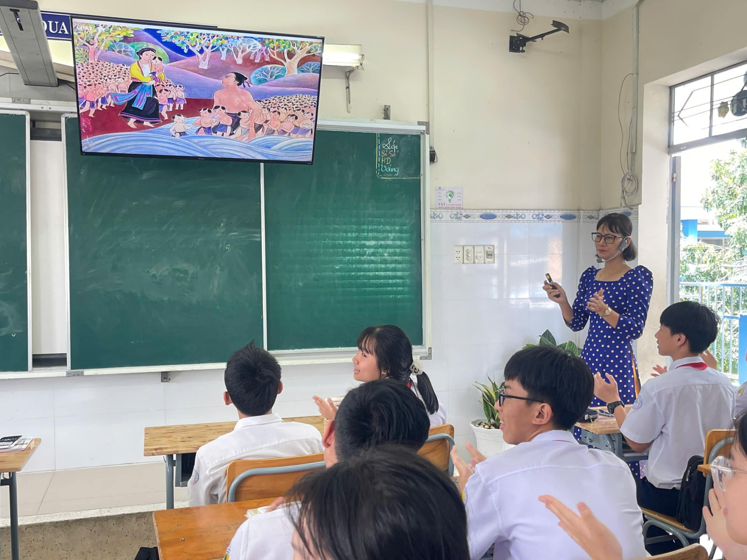 Học sinh tham gia tìm hiểu ngày Giỗ tổ Hùng Vương