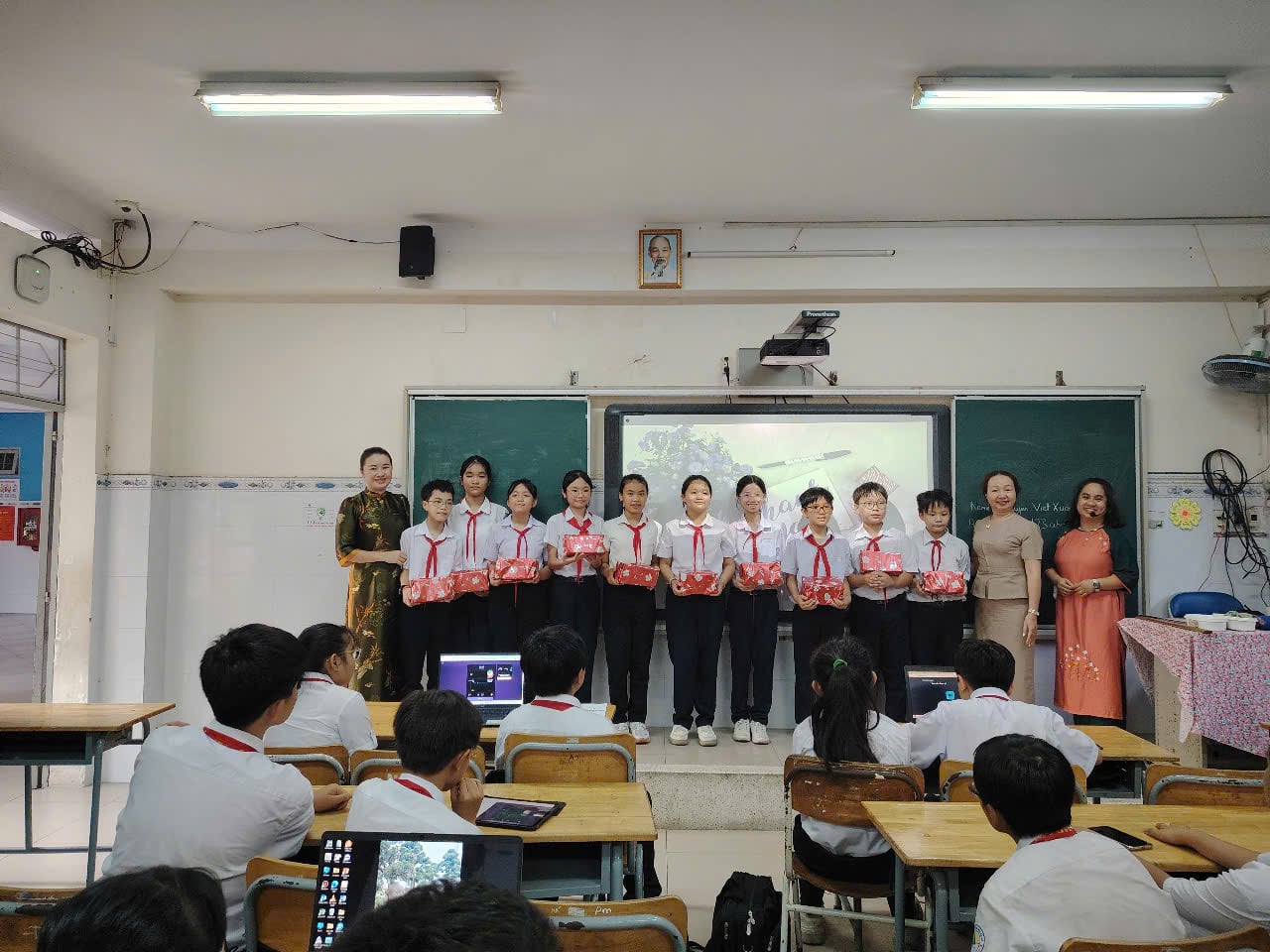 Trao giải cho học sinh