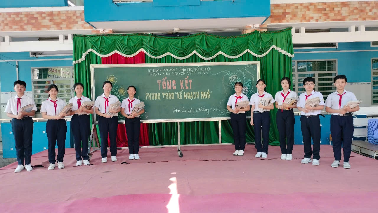 Học sinh tham gia nộp giấy