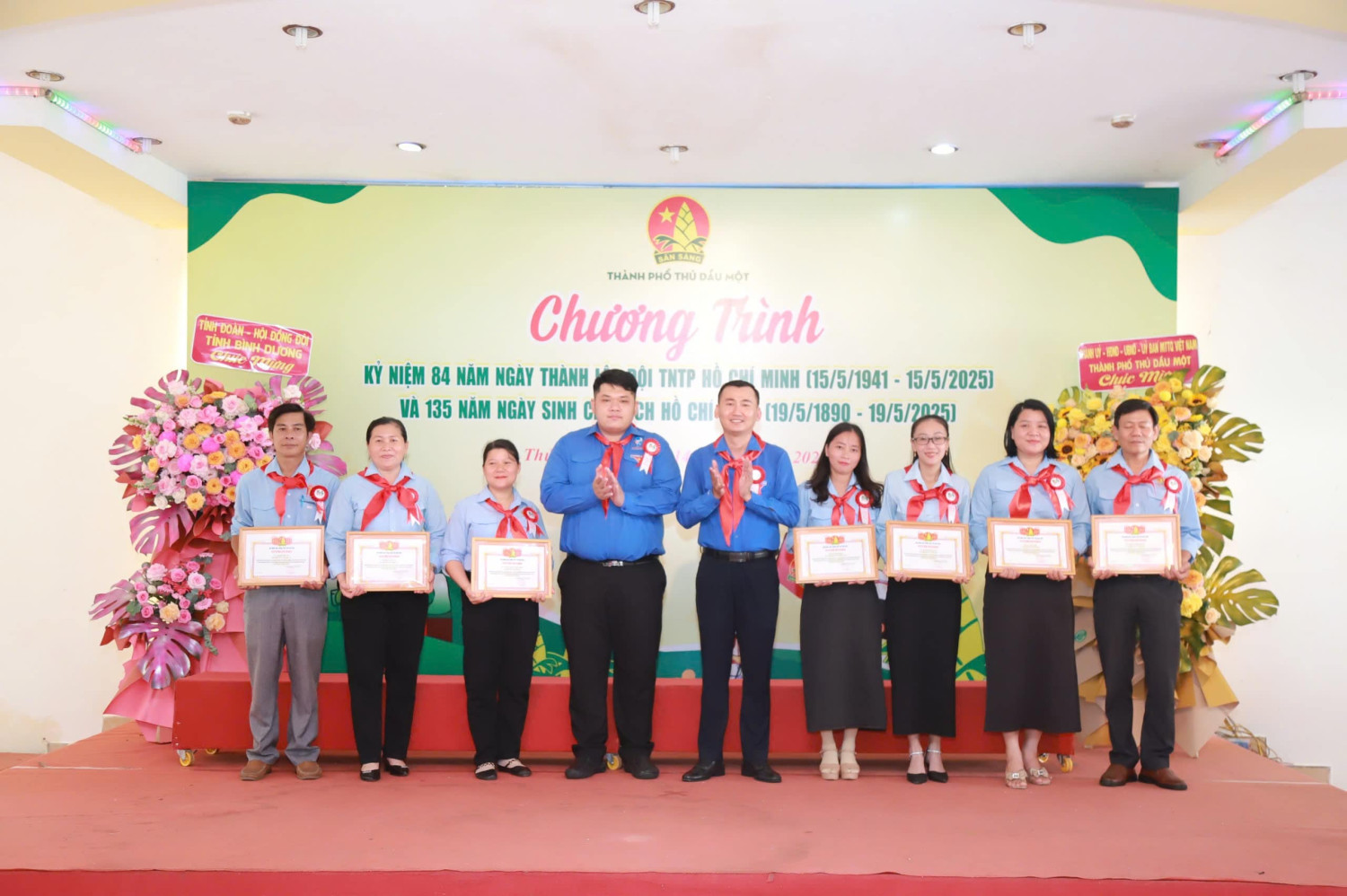 Thầy Tống Đăng Điệu (bìa trái) nhận giấy khen