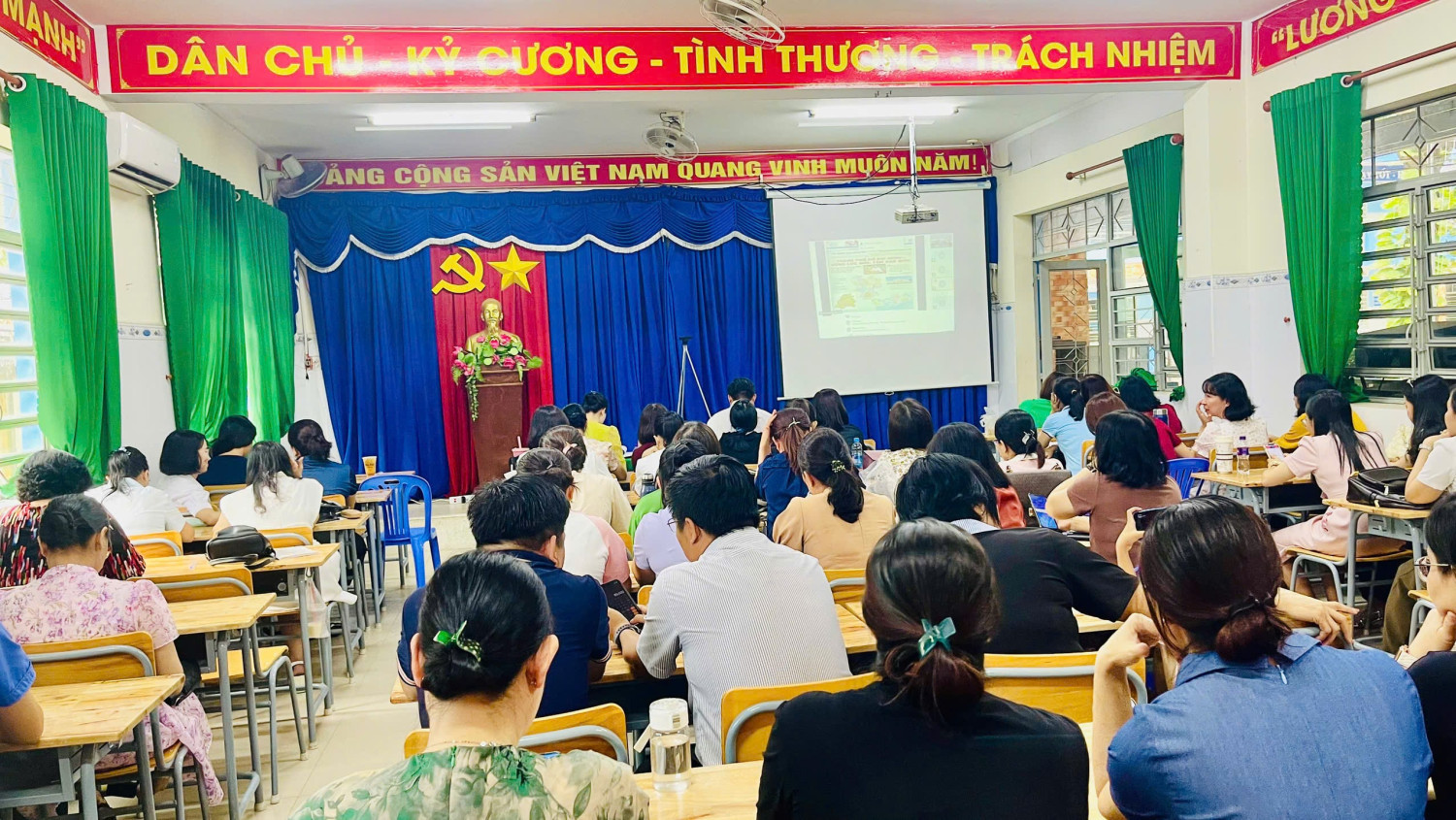 Hội đồng sư phạm nhà trường tham gia học