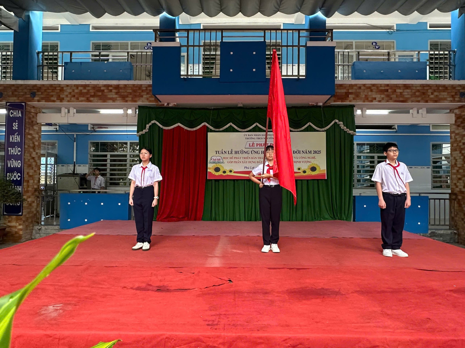 Học sinh tham gia dư lễ phát động