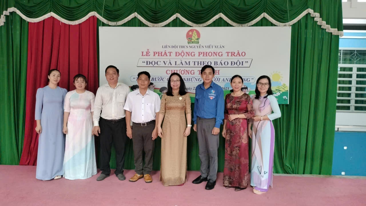 Đại biểu chụp hình lưu niệm