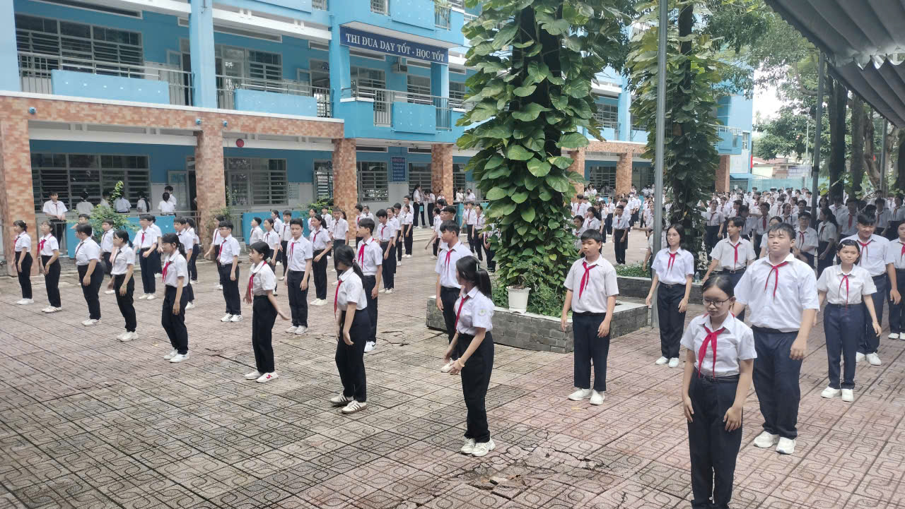 Học sinh khối 8 - tham gia tập thể dục giữa giờ