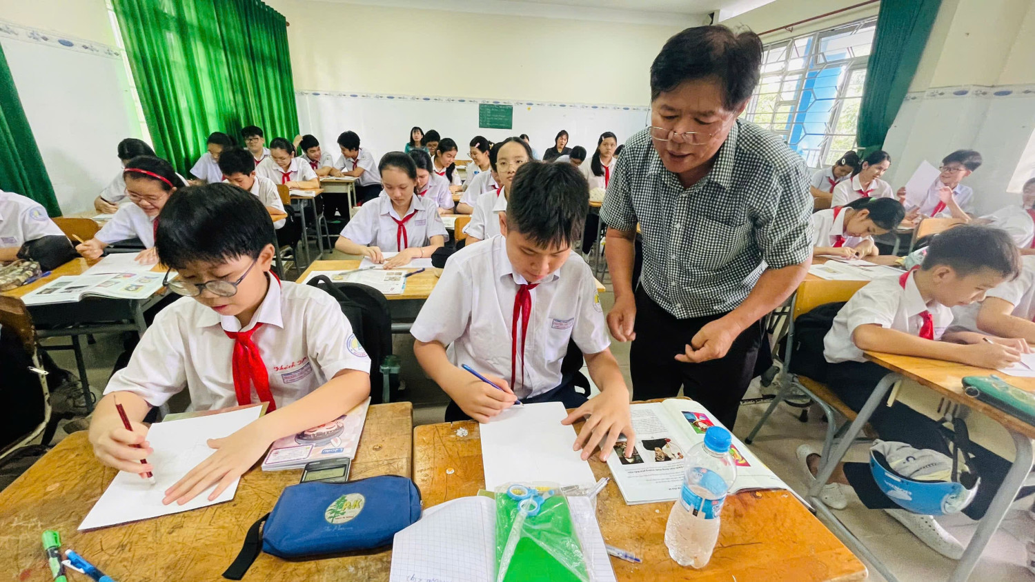 Thầy Nguyễn Thành Phương thực tiết dạy và hướng dẫn học sinh