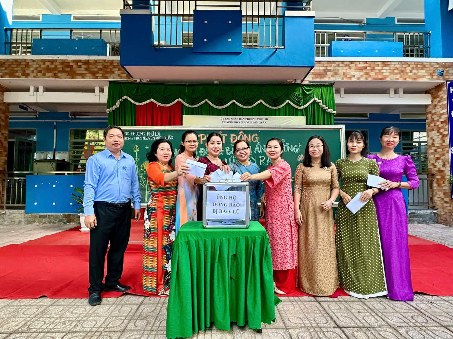 Tập thể nhà trường tham gia ủng hộ