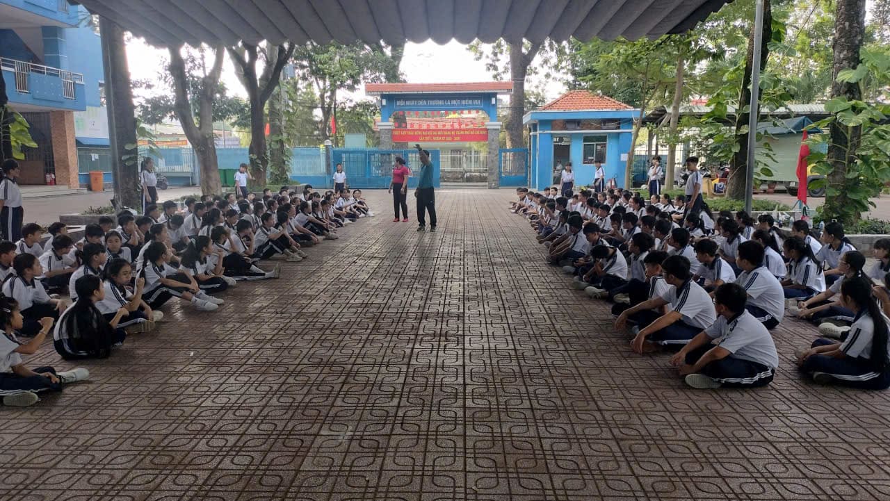 Học sinh khối 6  xem thầy Quảng Hiền Tuấn hướng dẫn