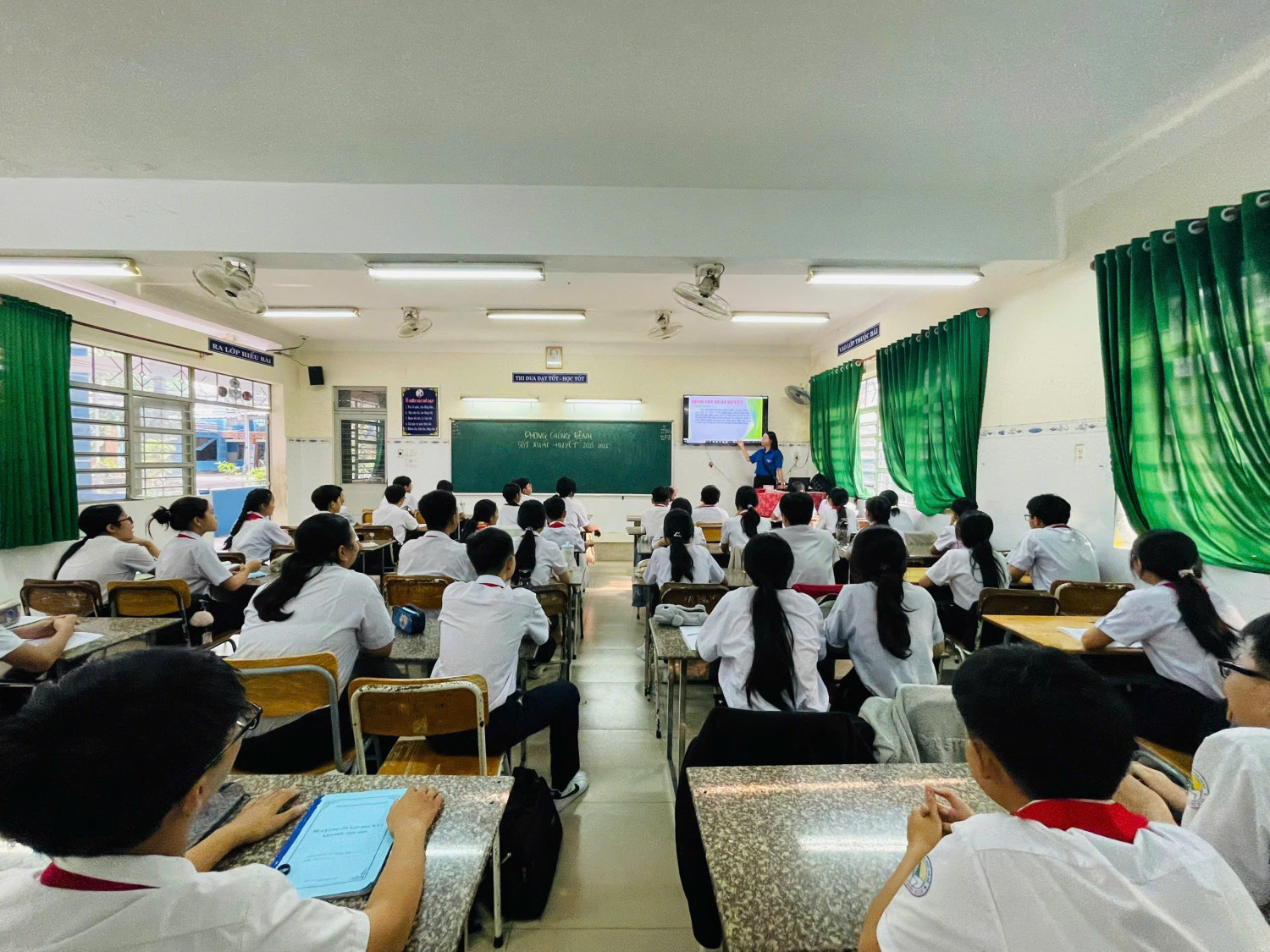 Liên đội Trường THCS Nguyễn Viết Xuân đã triển khai thực hiện công trình măng non “Trang trí ảnh Bác Hồ và 5 điều Bác Hồ dạy”
