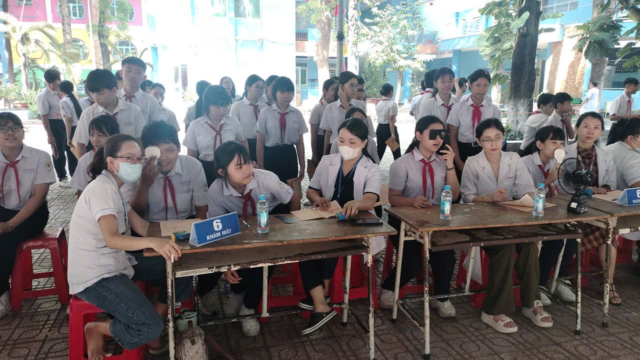 Học sinh được khám mắt
