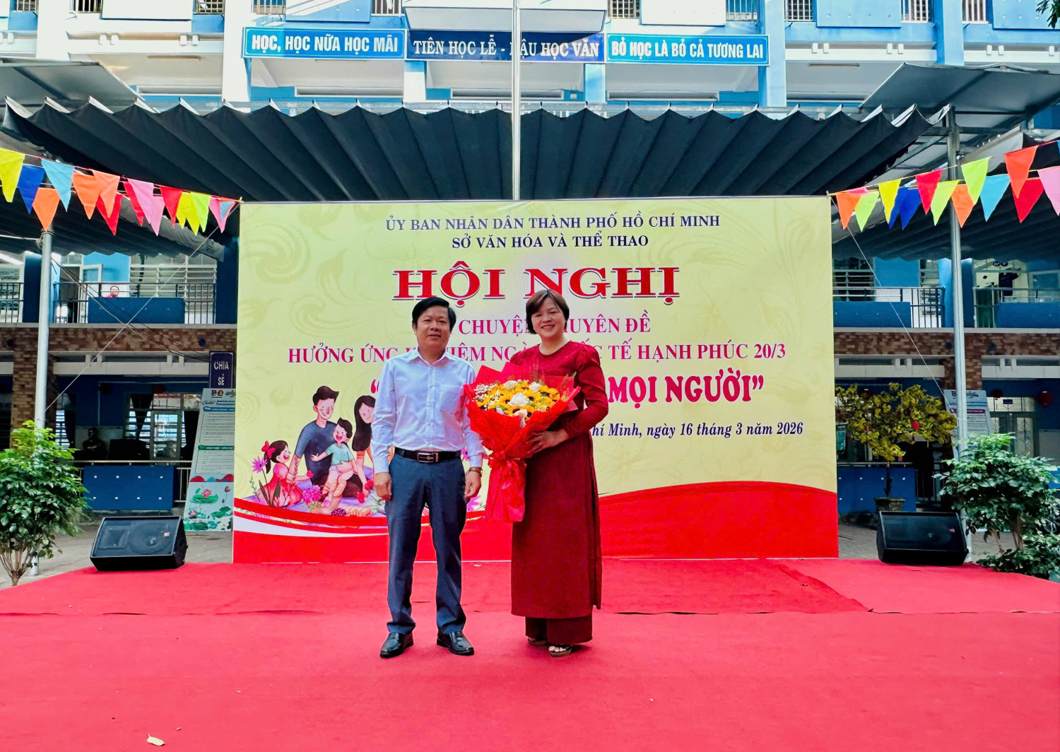 Ông Lữ Minh Sang - Phó Trưởng phòng Xây dựng Nếp sống Văn hóa và Gia đình, Sở Văn hóa và Thể thao TP. Hồ Chí Minh tặng hoa cho Tiến sĩ Phạm Thị Thúy