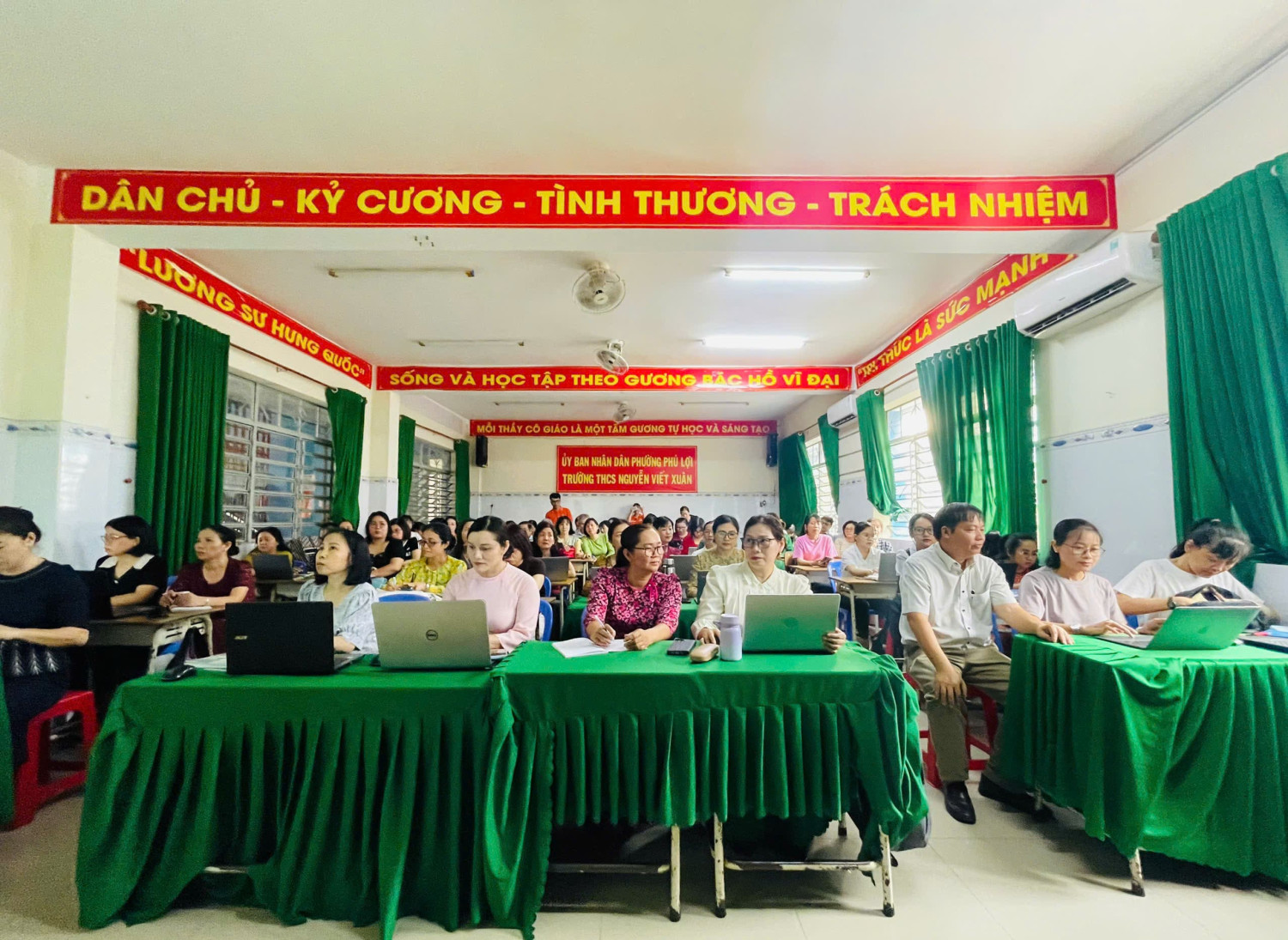 TRƯỜNG THCS NGUYỄN VIẾT XUÂN TỔ CHỨC TẬP HUẤN ỨNG DỤNG CÔNG CỤ GOOGLE NOTEBOOKLM VÀ OVERLEAF TRONG DẠY HỌC