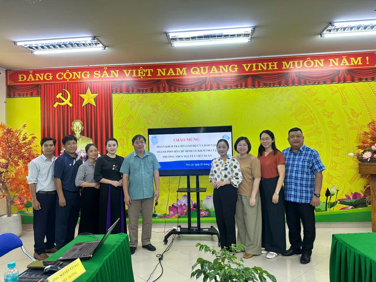 Đoàn kiểm tra chụp hình lưu niệm