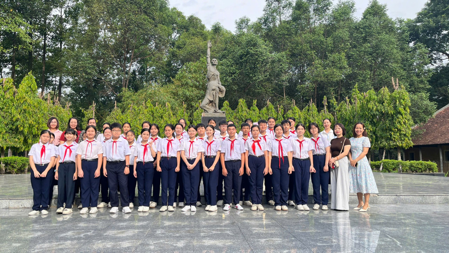 LIÊN ĐỘI TRƯỜNG THCS NGUYỄN VIẾT XUÂN TỔ CHỨC THAM QUAN DI TÍCH LỊCH SỬ NHÀ TÙ PHÚ LỢI